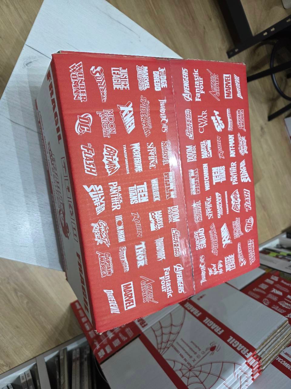 Diseño superior de una caja personalizada de Estatuas y Cómics