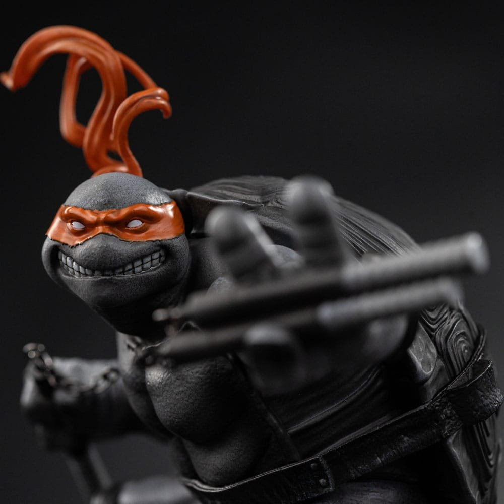 MICHELANGELO BLACK AND WHITE VARIANT (EXCLUSIVE) - TEENAGE MUTANT NINJA TURTLES - ART SCALE 1/10 - IRON STUDIOS - Imagen 8