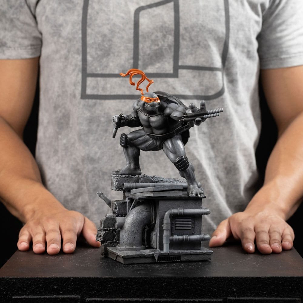 MICHELANGELO BLACK AND WHITE VARIANT (EXCLUSIVE) - TEENAGE MUTANT NINJA TURTLES - ART SCALE 1/10 - IRON STUDIOS - Imagen 12