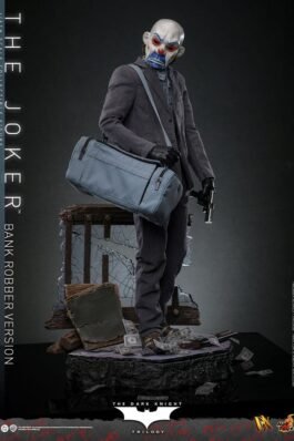 EL CABALLERO OSCURO FIGURA DX 1/6 THE JOKER (BANK ROBBER VERSION) 30 CM – HOT TOYS