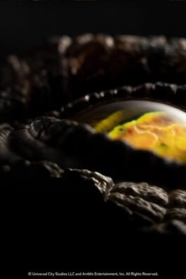THE LOST WORLD: JURASSIC PARK RÉPLICA MALE VELOCIRAPTOR EYE PROP – JURASSIC PARK – 23 CM – ELITE CREATURE COLLECTIBLES