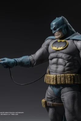 BATMAN (BLUE SUIT) – BATMAN: THE DARK KNIGHT RETURNS – FIGURA 1/12 17 CM – INART